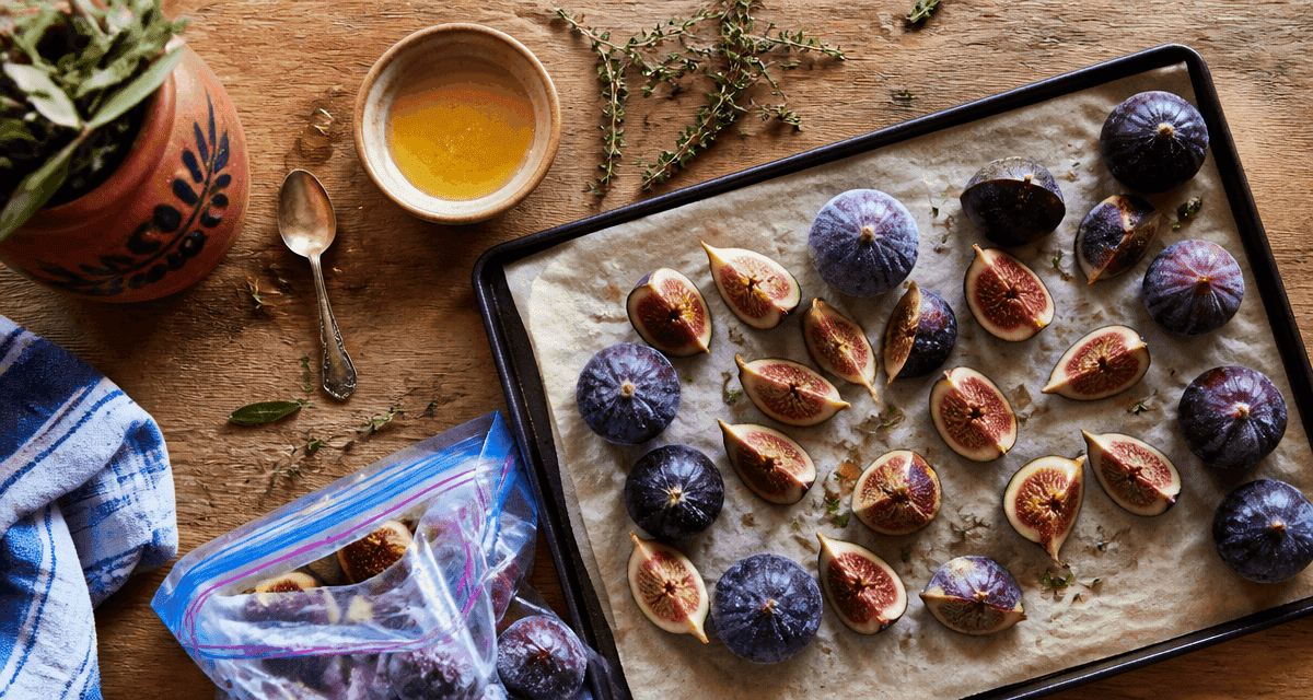 figues congelées sur plaque et table