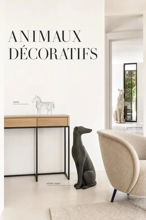 Animaux décoration intérieure dans un salon moderne avec figurines, statues et pièces décoratives mises en situation