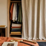 Idée pour fermer un placard sans porte avec un rideau en lin