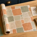 Tendance papier peint cuisine : papier vinyle effet zellige, couleurs terreuses, cuisine lessivable