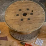 Touret en table basse DIY style industriel, disque poncé et plateau verre
