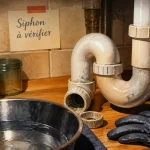 Canalisation bouchée : siphon démonté sous évier