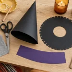 diy chapeau sorciere Halloween en papier noir, préparation DIY