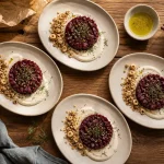 Entrée vegan gastronomique : tartare de betterave, crumble salé et crème de cajou