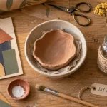 Déco fait maison facile DIY : coupelle argile et bocal fleurs